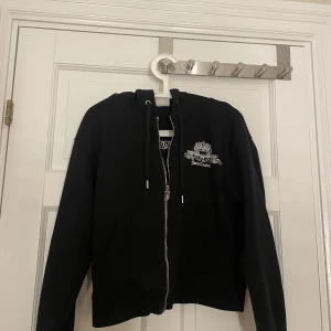 JUICY COUTURE TRÖJA - Säljer nu min jätte fina Juciy Couture tröja. Den har knappt kommit till användning eftersom det inte är min stil riktigt, tröjan har inga effekter och är precis som ny. Finns ett tryck ibak på tröjan ( kolla bilden 