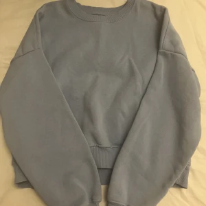 Sweatshirt  - En blå sweatshirt från lager 157 i storleken xs/s skulle dock säga att den är mer som en xs. 