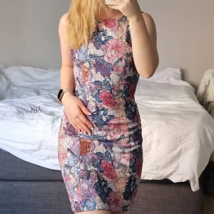 Thight klänning - Super snygg klänning som sitter som en smäck! Använder tyvärr aldrig mera. Dragkedja som går hela vägen från skuldrorna till knäna.