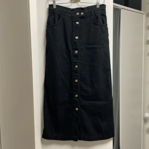 Jeans kjol - Denim - Svart jeans kjol som jag köpte från Tyskland, i storlek S (36). Den är an av mina favorit plagg men passar inte mig längre😣 köpt för 400kr men säljer den för 99kr. Mycket mycket fin i skick!