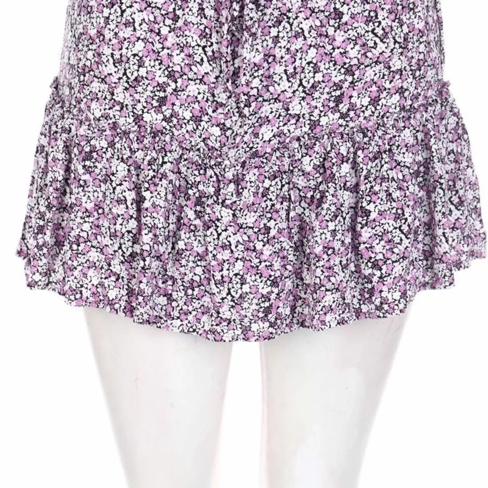 Säljer denna fina zara kjol som inte finns tillgänglig i butik längre. Den har även inbyggd shorts och  är i ny skick🫶kom privat för mer bilder !bilden är lånad! . Kjolar.