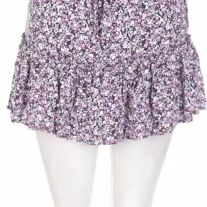 Säljer denna fina zara kjol som inte finns tillgänglig i butik längre. Den har även inbyggd shorts och  är i ny skick🫶kom privat för mer bilder !bilden är lånad! 