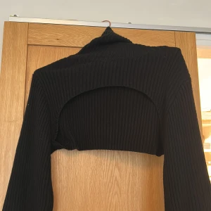 Hm övertröja - Fin tröja från hm! Perfekt till hösten att ha över ett linne💕