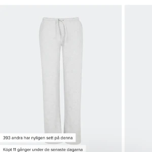 Low mjukisbyxor  - Säljer dessa trendiga lågmidjade mjukisbyxorna från bikbok