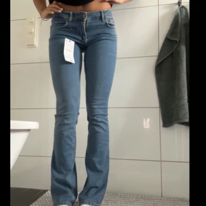 Low rise slim bootcut jeans - Yttligare en budgivning på dessa jeans. Var vänligen att komma med funderaringar innan du lägger bud. Jeansen är helt oanvända, storlek 34. Jag är 1,64❤️