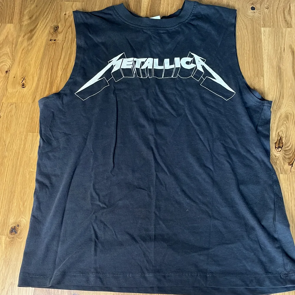 Metallica linne från H&M, knappt använt och i fint skick. Storlek: XS. T-shirts.