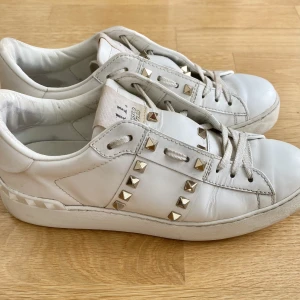 Valentino skor - Sneakers från valentino 💞🌸 - Storlek 38 - Använt skick - Saknas en nitar men inget som stör helheten enligt mig! Köpta för 6000 kr på Mytheresa  Kan skicka fler bilder om det önskas ✨  BOX INGÅR!