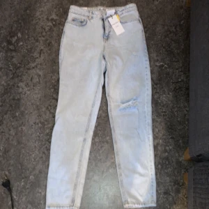 Jeans - Säljer dessa jeans få jag köpte fel storlek. Prislappen är kvar. Se bilden. priset går även att prata om! Skriv för mer information 