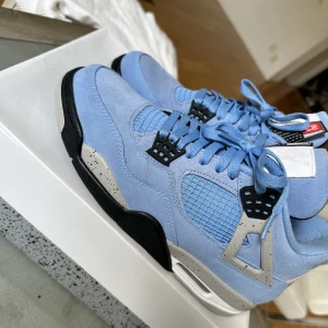 Jordan 4 University Blue - Tja, säljer mina Jordan 4 UNC. Köpte dom av Merchsweden för runt 6000kr för ett år sedan men har fortfarande inte använt dom med tänkte att priset skulle gå upp