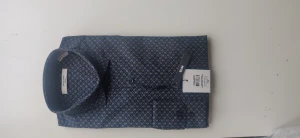 HELT NY! - Dressad skjorta - Slim fit - Jack & Jones - Säljer en helt ny (Obruten förpackning) dressad skjorta från Jack & Jones då den ej passar mig längre (såg mått på hemsidan).  Nypris 500 kr - mitt pris 149 kr.  Hör av dig om du har frågor och kolla mina andra annonser! 