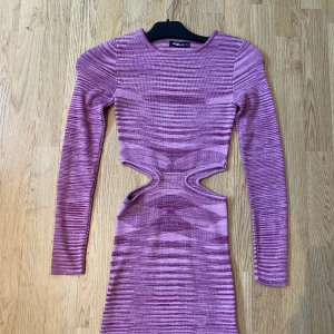 Klänning - Här är två helt oanvända klänningar i stickat skönt material.  Lila/rosa klänningen är i storlek S och den gröna i S.  Båda klänningarna är lika långa och har båda två ”hål” vid magen som är en cool.  En för 60 kr två för 100 kr.  