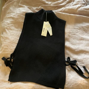 Helt ny väst från arket  - Så fin stickad ullväst från arket. Strl one size. Nypris 599:- tags är fortfande på 
