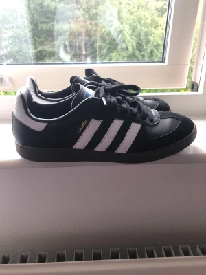 Adidas samba - Adidas samba i storlek 43 1/3 men sitter liten i storlek då jag har ganska breda fötter. Använda fåtal gånger. Nypris 1200 från junkyard