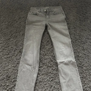 Low Waits jeans - Gråa Lågmidjade byxor från Gina💗 Bra skick nypris 500, mitt pris 350💗Storlek 36