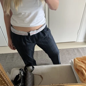 Kostymbyxor😍😭 - Såååå snygga kostymbyxor! Köpta second hand i Köpenhamn, såå perfekta till hösten nu😍jag brukar ha 38-40 i storlek, dem sitter super på mig!