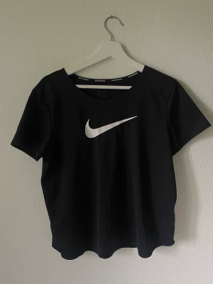 Svart Nike tshirt - Trkingstshirt svart från nike 