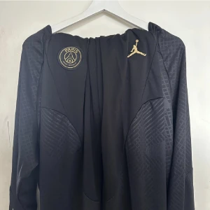 Psg traksuit  - Hej jag säljer min Psg traksuit på grund av är för lite för mig