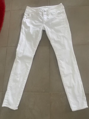 Gstar Lynn - Gstar Lynn Mid Skinny 25/30 ankel. Använda ett fåtal ggr och inga defekter. Jag är 160 och går till mina anklar.  Finns på Södermalm 