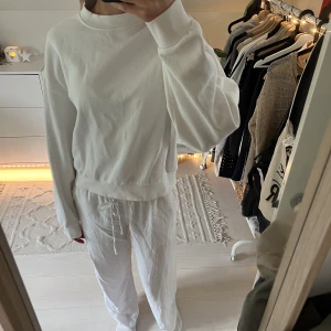Weekday sweatshirt - Knappt använd vit sweatshirt! Storlek xs, men xxs runt halsen. 
