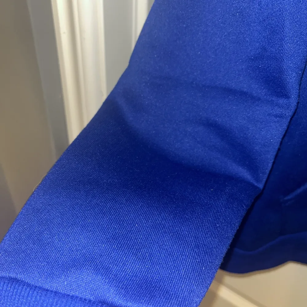 En hoodie i en väldigt fin blå färg! Den korrekta färgen syns bäst på sista bilden 💙. Hoodies.