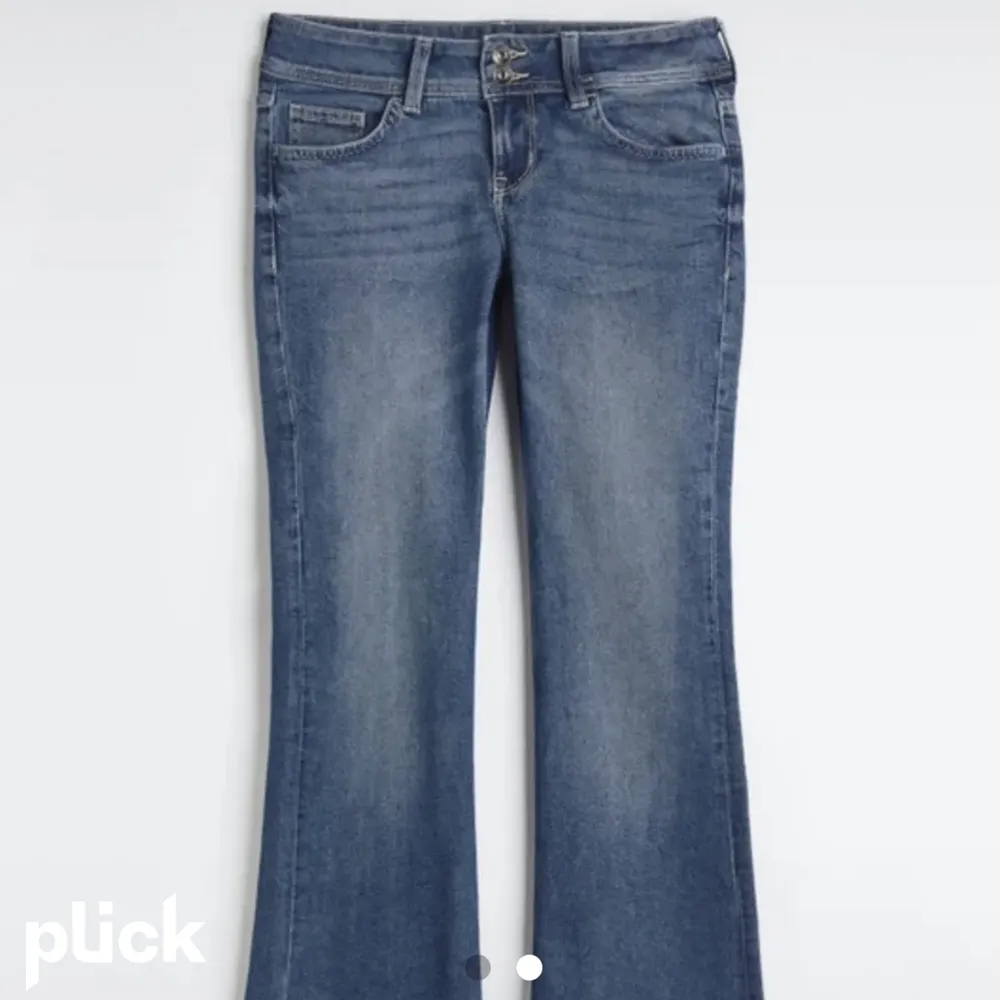 Säljer mina jättecoola jeans från hm pågrund av att dom har blivit för korta i längden då jag är 175cm lång! Jag har lite ljusare tvätt på jeansen jag säljer med det är fortfarande samma modell! Hör av dig via intresse eller om du har andra frågor!💘💘. Jeans & Byxor.