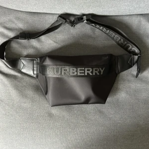 Burberry mag/axelväska - Burberry mag/axelväska