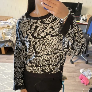 Stickad tröja - Stickad tröja från ginatricot med ett coolt mönster!!