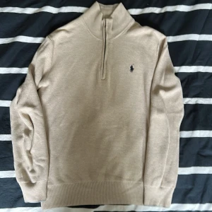 Half zip - Halloj! Säljer nu denna Ralph Lauren half zip i beige. Skick 9/10