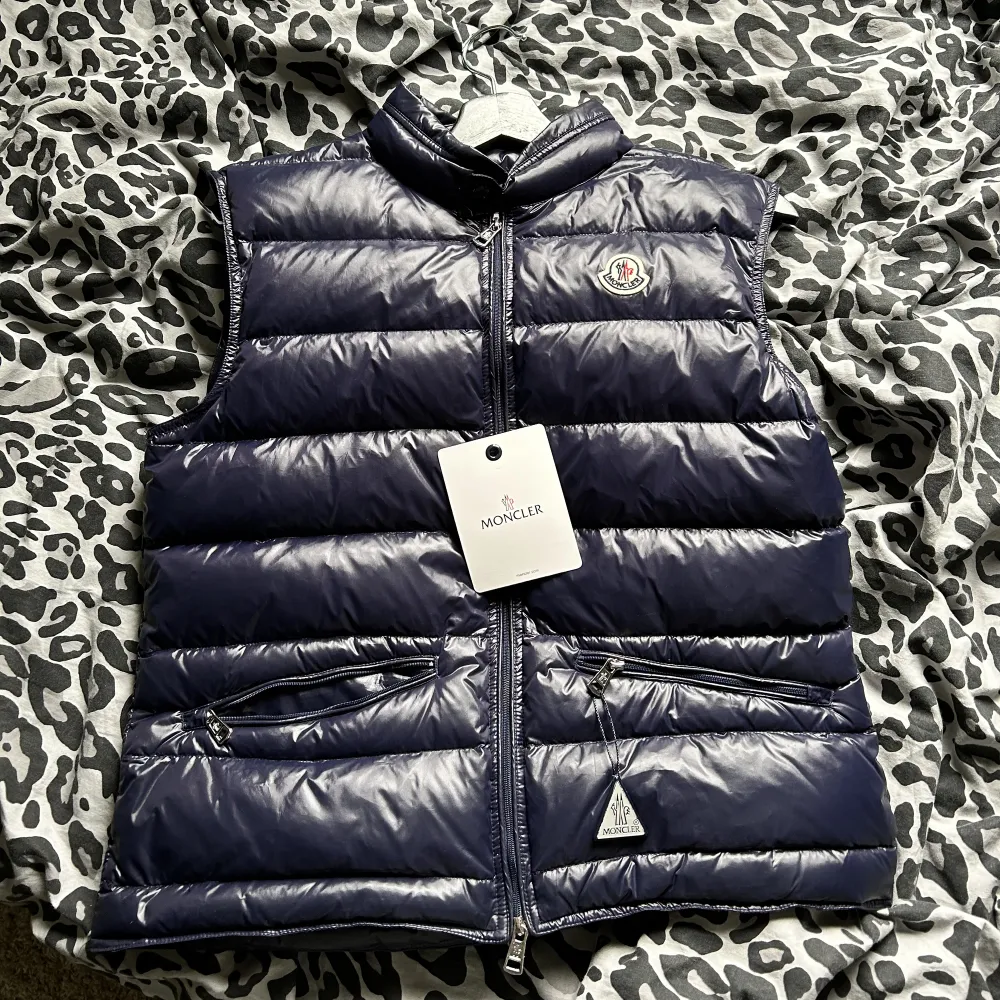 Moncler väst gui night blue. En dunväst från Moncler i stilrent skick. Jag köpte västen för 1 månad sen och den är lite för liten för mig. Så jag har använt den cirka 3 gånger.. Jackor.