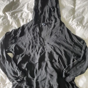 Tunn huvtröja  - Cool design med väldigt tunnt och luftigt tyg. Perfekt till att flyga med eller bara ha på en sommarkväll! Färgen är lite märkare i verkligheten. Frakt tillkommer om du inte vill mötad upp i Uppsala.❤️