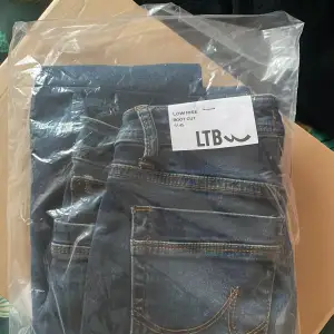 Intressekoll på mina helt nya valerie jeans storlek 24”34 köpta på zalando nyligen! Hur snygga som helst men säljer då jag redan har många jeans. Nypris 900, säljer för 850, helt slutsålda på hemsidan! Snabb affär uppskattas💘