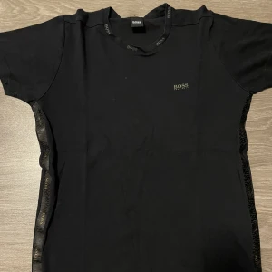 Hugo Boss t-shirt - T-Shirt från Hugo Boss i storlek L. Den har mycket fina detaljer och är gjort av fint material. I mycket bra skick. 