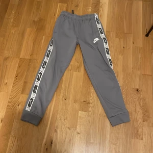 Nike byxor  - Säljer dessa Nike byxor i mycket bra skick!