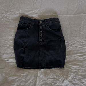Svart jeans kjol i tvättad stil köpt i USA