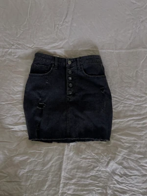 Mini skirt - Svart jeans kjol i tvättad stil köpt i USA