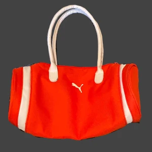 Puma väska  - Snygg lite mindre puma väska, i perfekt skick, fråga för mått eller bild👍