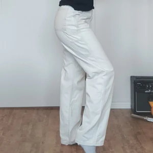 Cargo Byxor - Säljer dessa jättesnygga cargobyxor då det inte är min stil längre. Lite slitna vid byxkanten men ingenting som syns och också några små fläckar som man inte tänker på, kan skicka bild.🫶🏻 Mer lik färgen i första bilden.💕