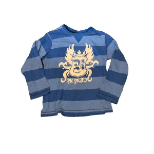 Blårandig topp - Cool topp, köpt på barnavdelningen men passar mig som är S👌