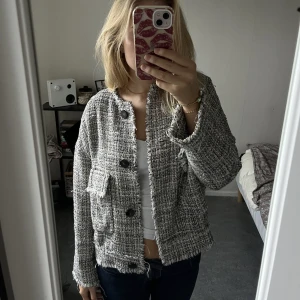 Jacka Massimo dutti  - Säljer dena super fina höst jacka!🍁den är använd men inget som syns på jackan! Köpt för ungefär 1800kr om jag minns rätt! Skriv för fler bilder!☀️