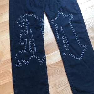 Jeans med nitar, från boohoo