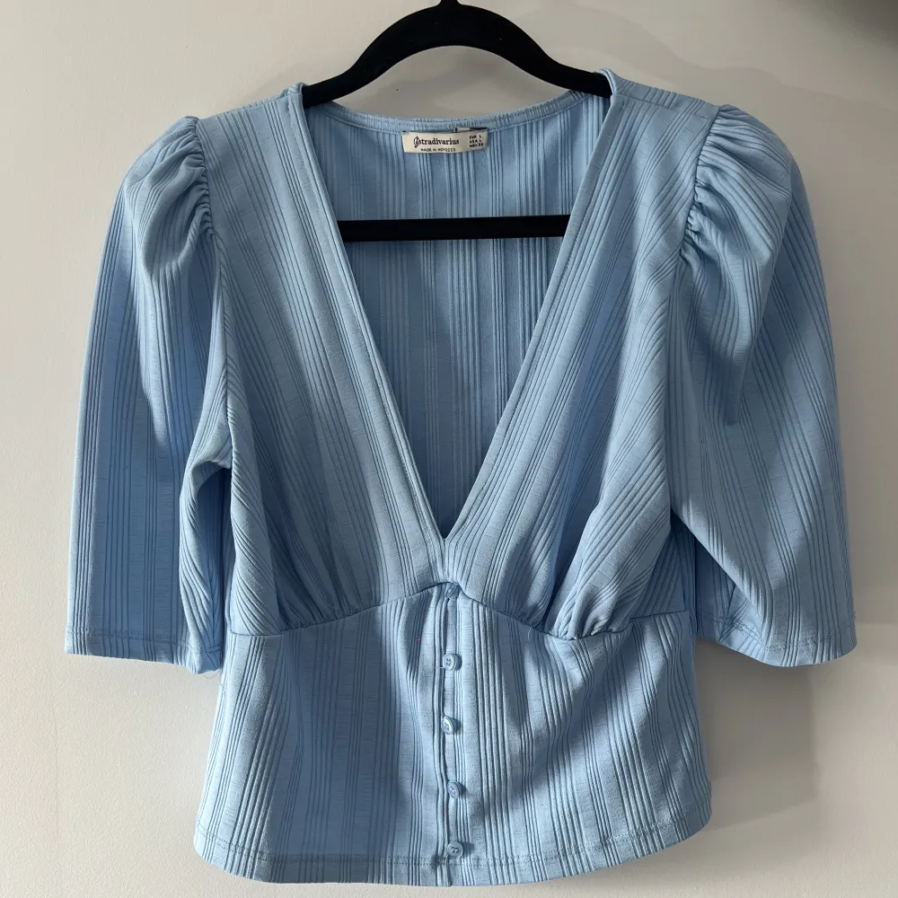 En söt blå topp ifrån Stradivarius i storlek L, passar för de som har storlek M🩵💙 Säljs för att den inte kommer till användning mer! . Yläosat.