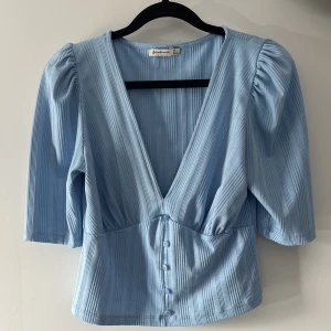Stradivarius Blå tröja   - En söt blå topp ifrån Stradivarius i storlek L, passar för de som har storlek M🩵💙 Säljs för att den inte kommer till användning mer! 