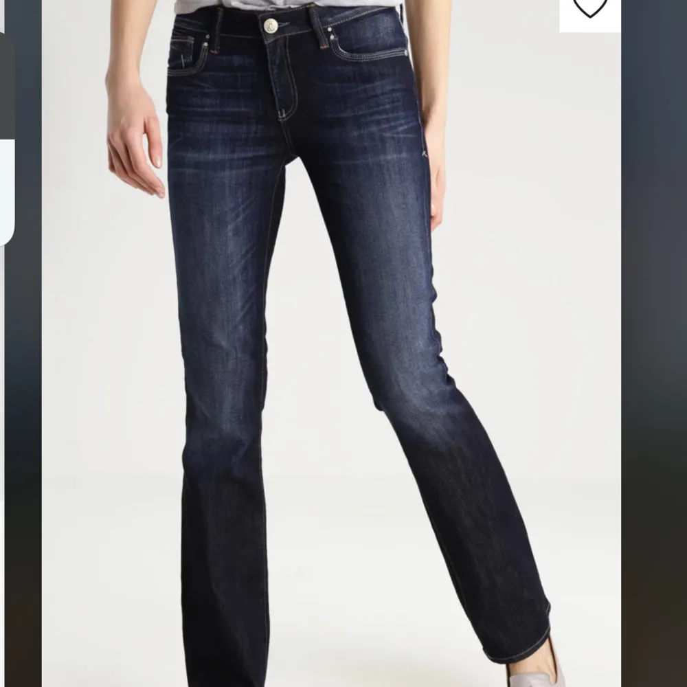Säljer mina super fina Mid-Rise, slime bootcut jeans från Mavi, då de har blivit för korta. Storleken är 26/34 men skulle säga att de är ett par 26/32 då jag har sytt upp de. Innerbenslängd 75cm. Ny skick. Köparen står för frakten💞💞Nypris 629 kr. Jeans & Byxor.