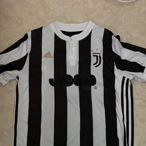 Juventus tröja med dybala i ryggen
