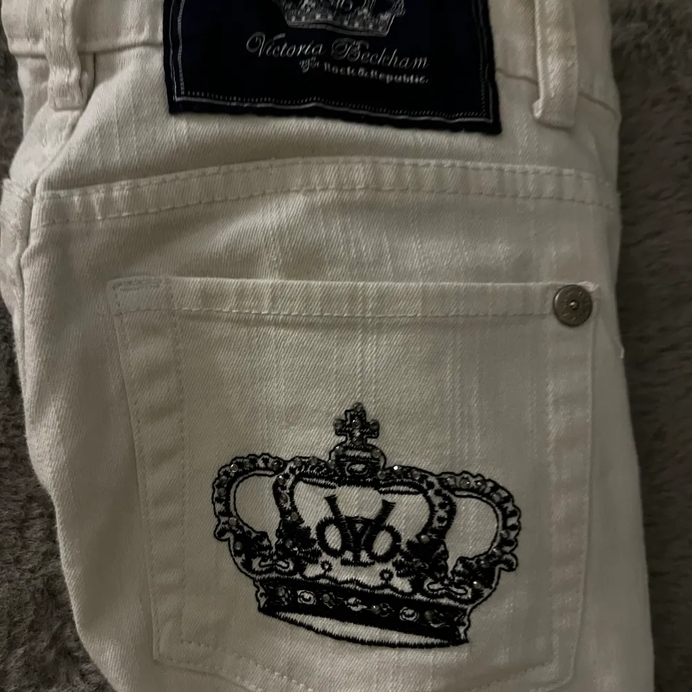 Säljer eller byter dessa vita Victoria Beckham Jeans pågrund utav att dom inte används skriv för mer bilder . Jeans & Byxor.