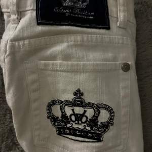 Säljer eller byter dessa vita Victoria Beckham Jeans pågrund utav att dom inte används skriv för mer bilder 