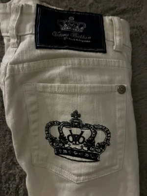 Victoria Beckham Jeans  - Säljer eller byter dessa vita Victoria Beckham Jeans pågrund utav att dom inte används skriv för mer bilder 