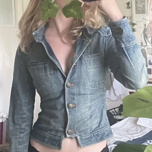 Blå Jeansjacka, främjer midjan - Jeansjacka i blå, robust bra kvalitet, varm.