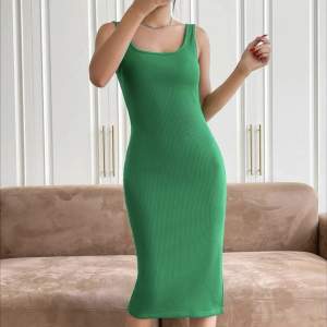 Jätte fin grön kläning från shein säljer pågrund av att det är inte min stil. Använt den få tal gånger 