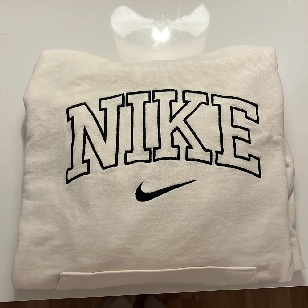 Krämvit Nike hoodie från asos! Storlek xs och väldigt bra skick, använd fåtal gånger . Hoodies.